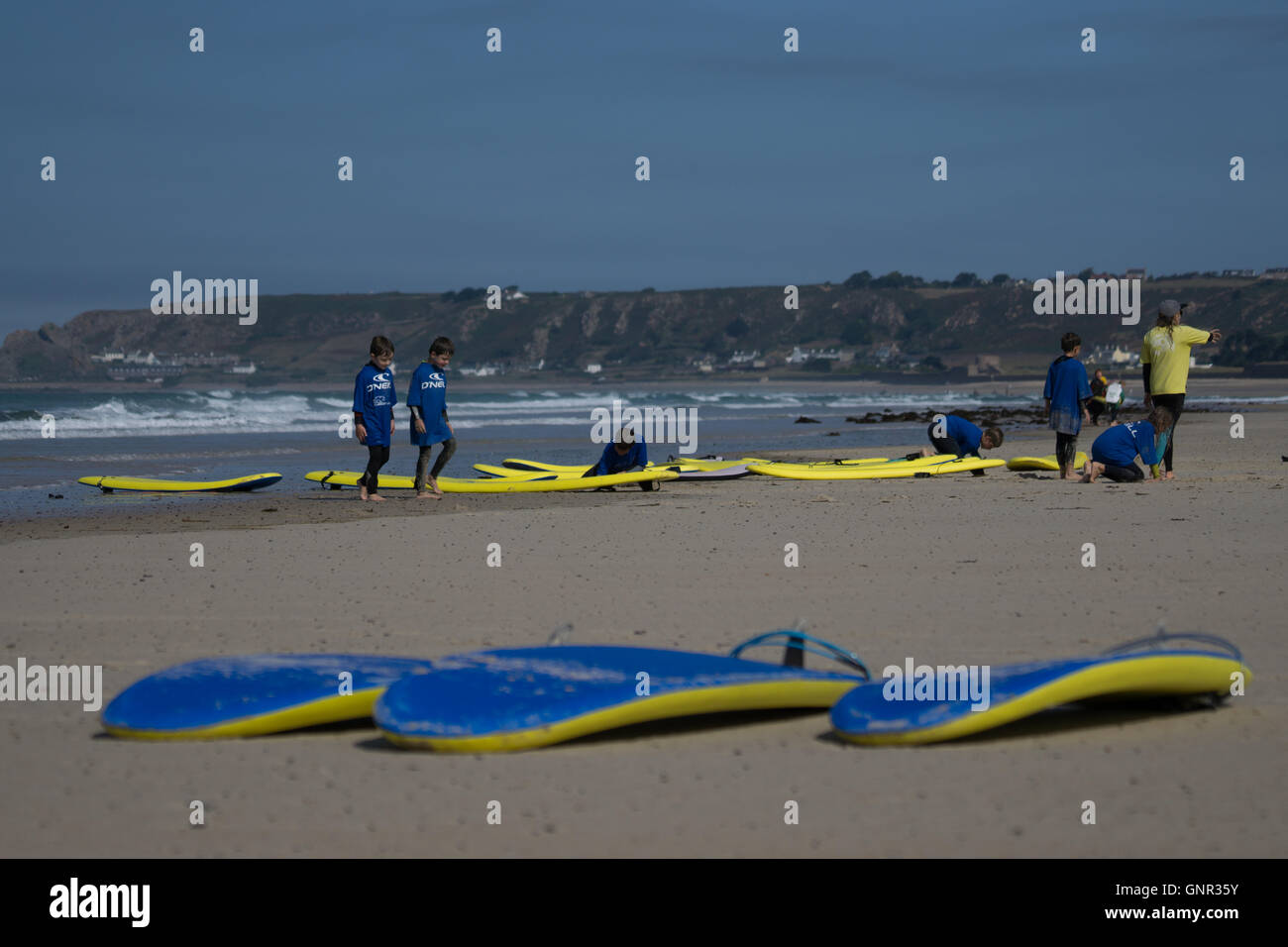 I giovani di essere insegnato il surf St.Ouen,Jersey,Isole del Canale Foto Stock
