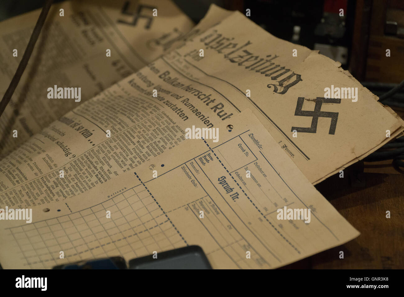 Un locale di carta prodotta durante l occupazione tedesca di Jersey,Isole del Canale,con la svastica su angolo di pagina Foto Stock