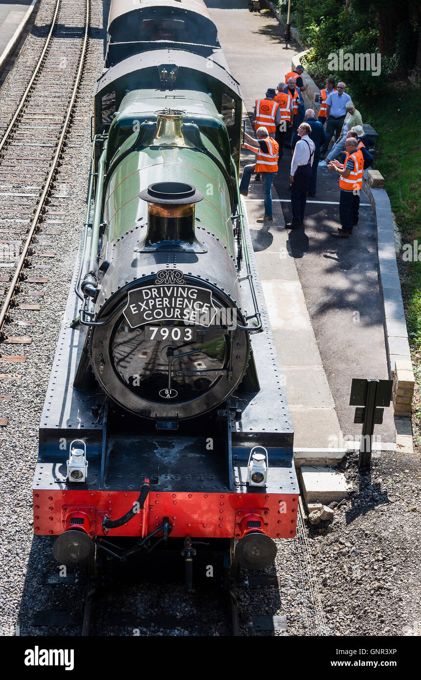 Un autista di esperienza del corso treno a vapore la preparazione di discostarsi da Winchcombe stazione REGNO UNITO Foto Stock