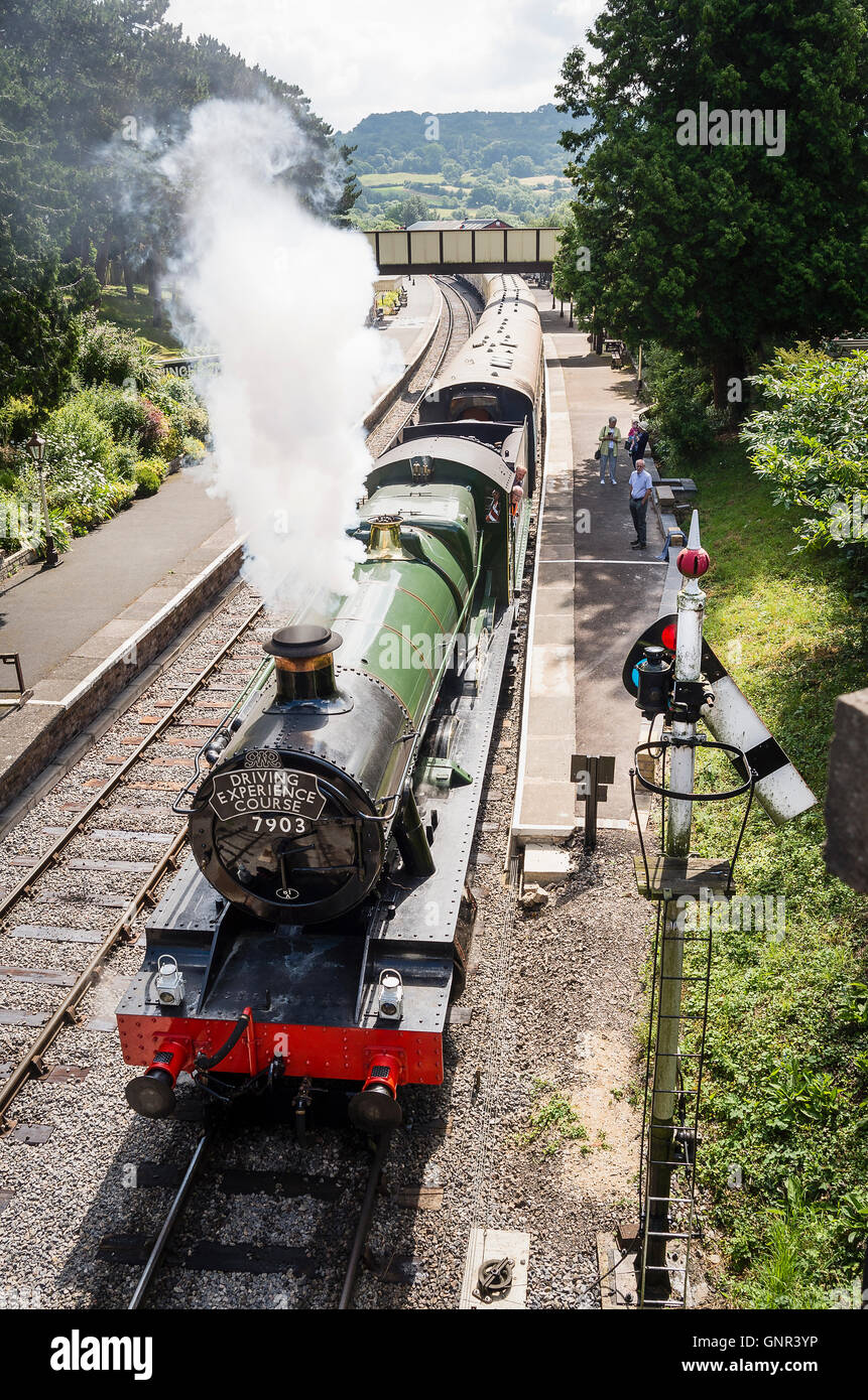 Un autista di esperienza del corso treno a vapore lasciando Winchcombe stazione REGNO UNITO vista da un ponte Foto Stock