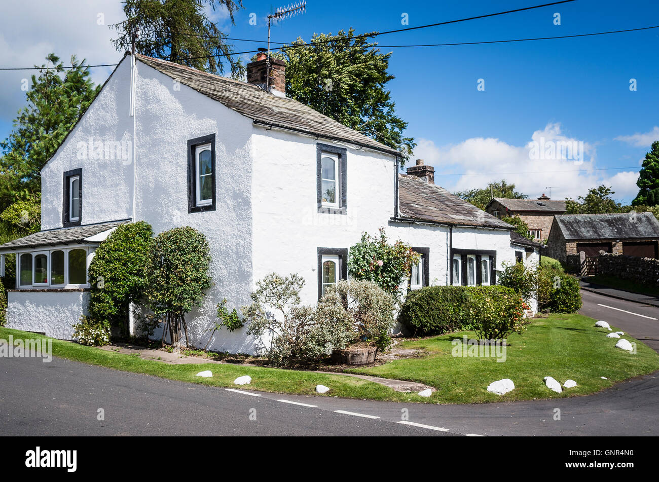 Dipinto di bianco Smithy cottage in Dacre village Cumbria Regno Unito Foto Stock