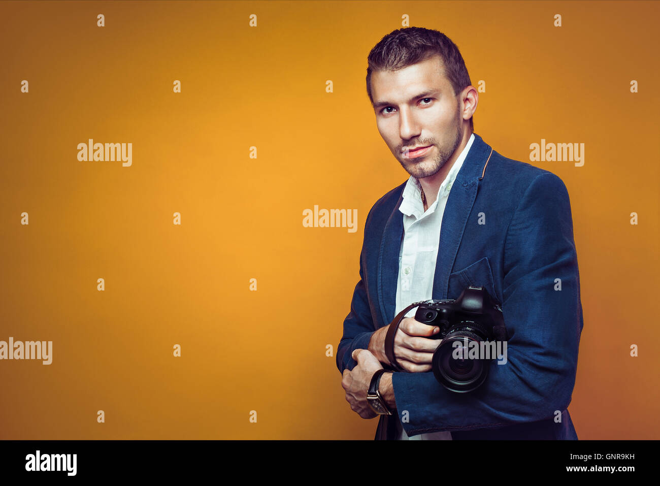 Fotografo elegante con fotocamera digitale Foto Stock