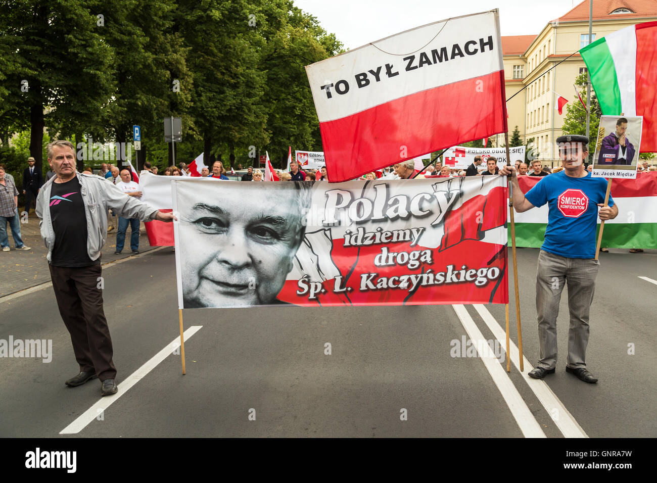 Poznan, Polonia, marching conservatore di destra il sessantesimo anniversario di PoznaÅ insurrezione" Foto Stock
