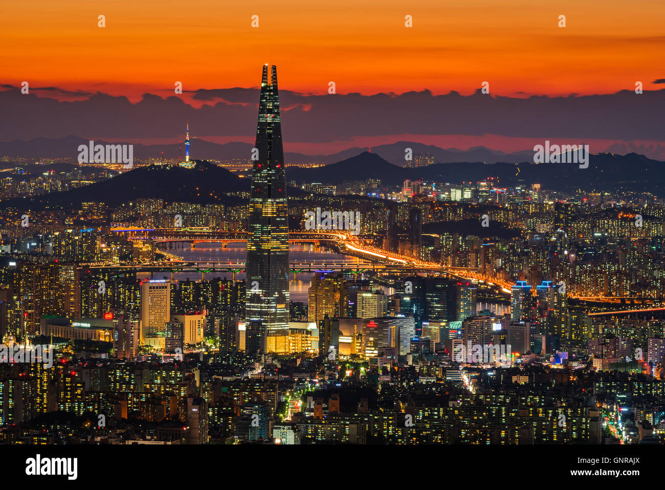Tramonto della città di Seoul Skyline, la migliore vista della Corea del Sud. Foto Stock