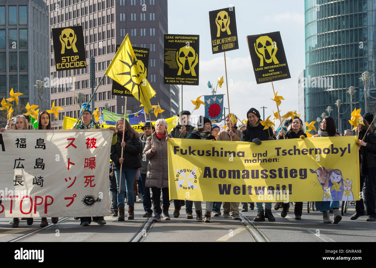 Berlino, Germania, la gente ad un anti-nucleare di dimostrazione Foto Stock