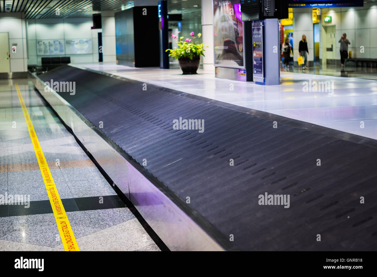 Nastro trasportatore a area reclamo bagagli in aeroporto internazionale Foto Stock