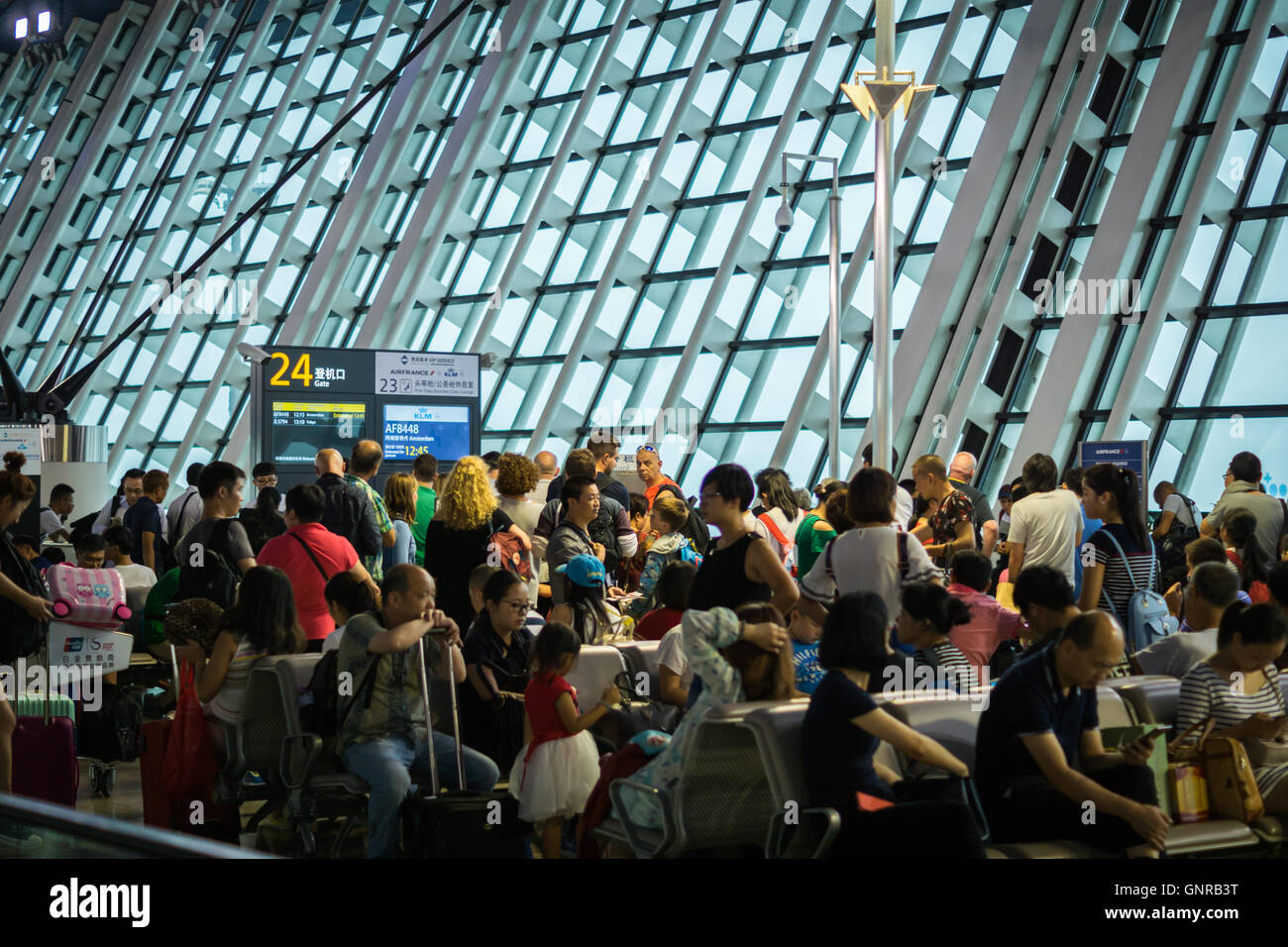 Shanghai, Cina - circa agosto 2016: passeggeri in attesa a affollata gate di partenza dopo il tempo di ritardo, Shanghai Pudong Airport, Cina. Foto Stock