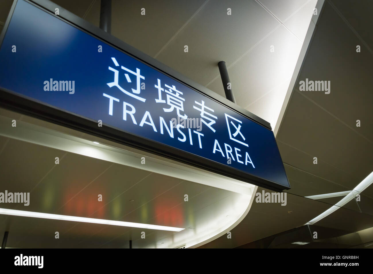 Area di transito aeroporto sign in inglese e cinese Foto Stock