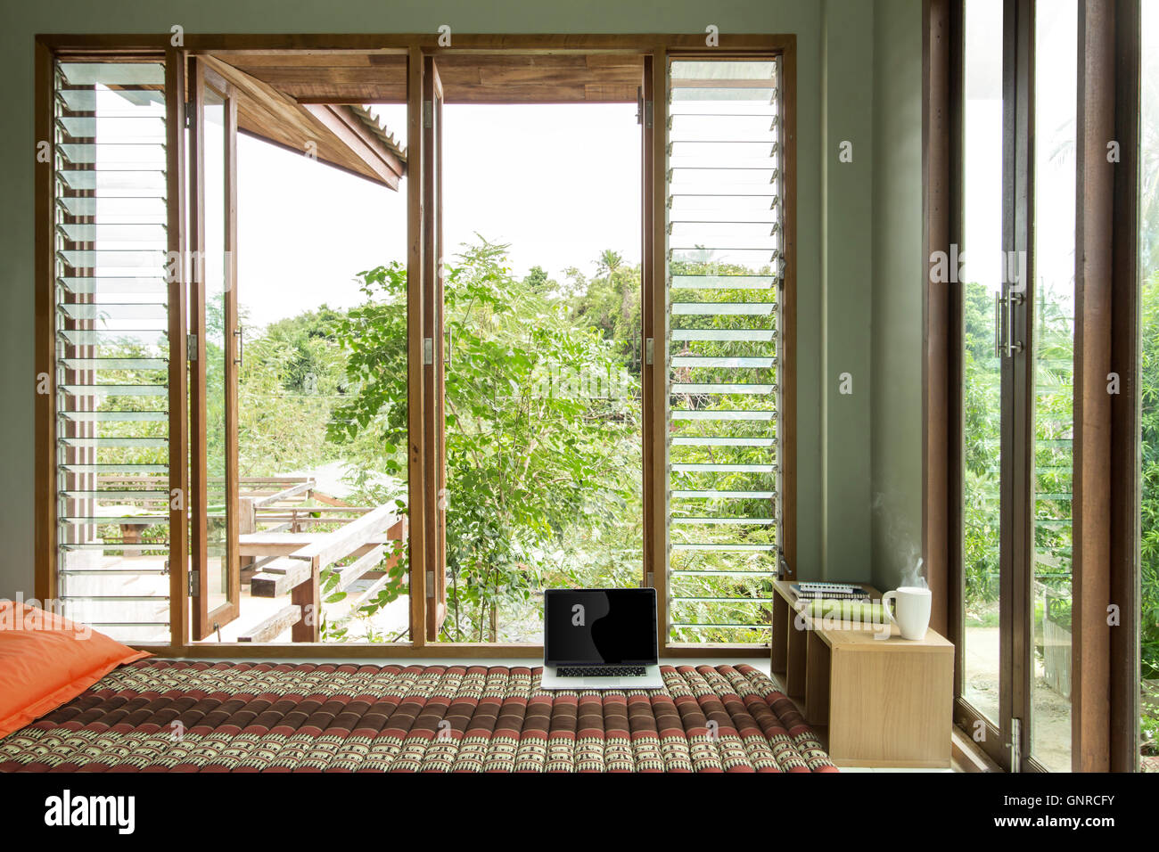 Svuotare il soggiorno e cuscini in tessuto alte finestre Foto Stock