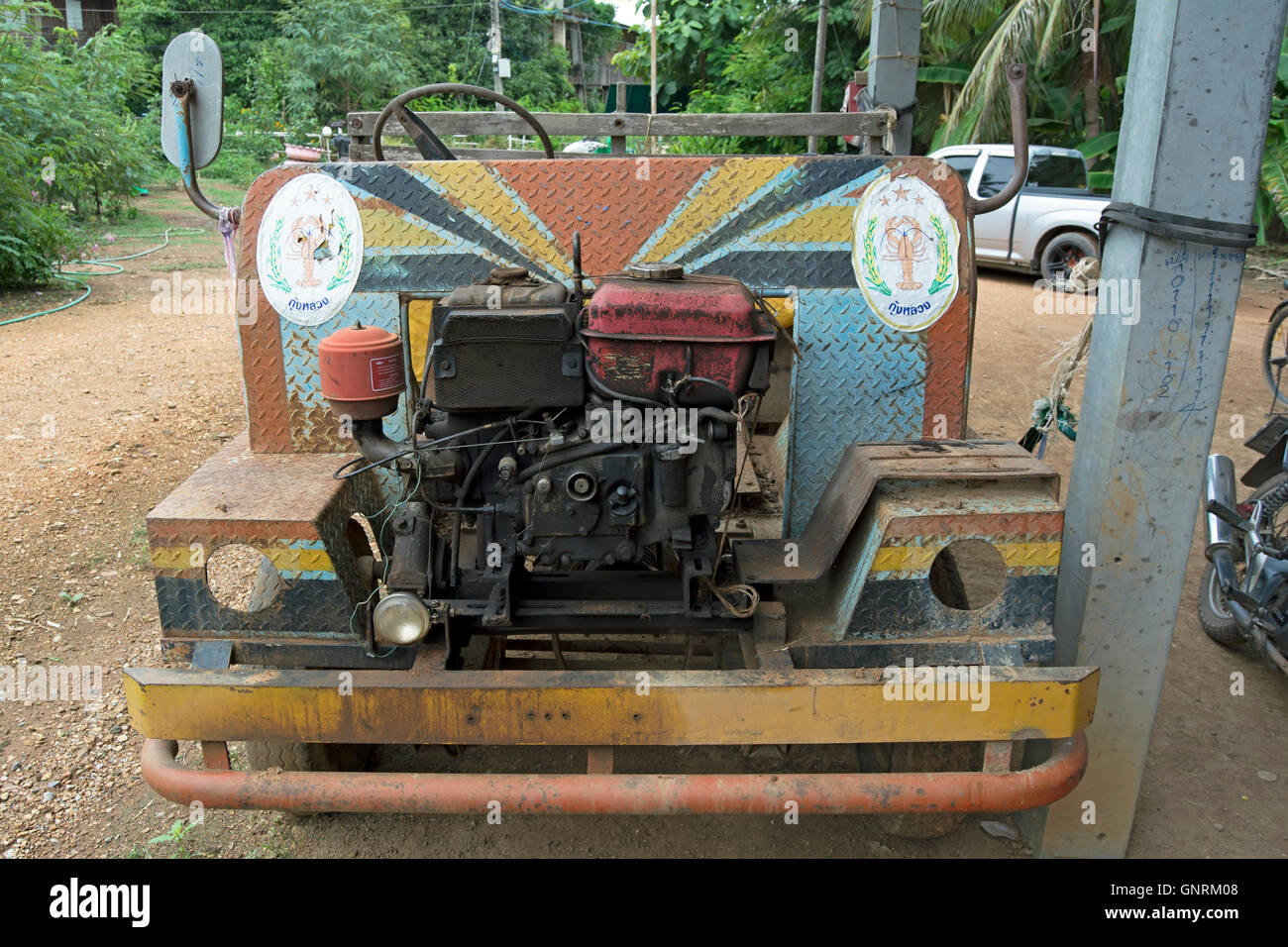 Veicolo agricolo con motore esposta in phetchabun, Thailandia, tipica del tipo comunemente visto su strade rurali Foto Stock