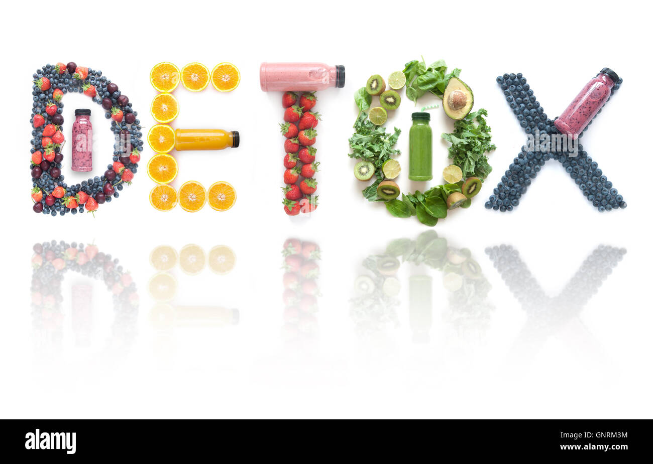 Detox farro utilizzando diversi gruppi di frutta e verdura con bottiglie di bevande frullato Foto Stock