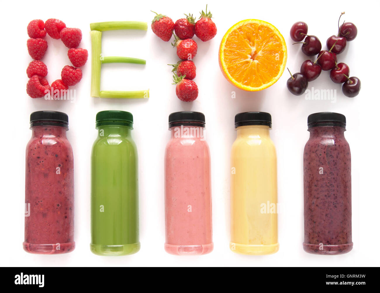 Detox parola fatta con frutti da un assortimento di dolci alla frutta su uno sfondo bianco Foto Stock