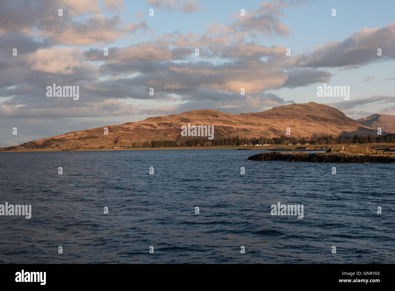 Tobermory, UK, costa dell'isola di Mull in Scozia il sole di sera Foto Stock