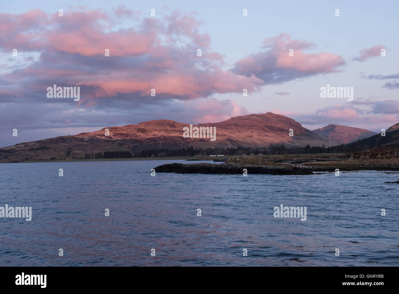 Tobermory, UK, costa dell'isola di Mull in Scozia il sole di sera Foto Stock