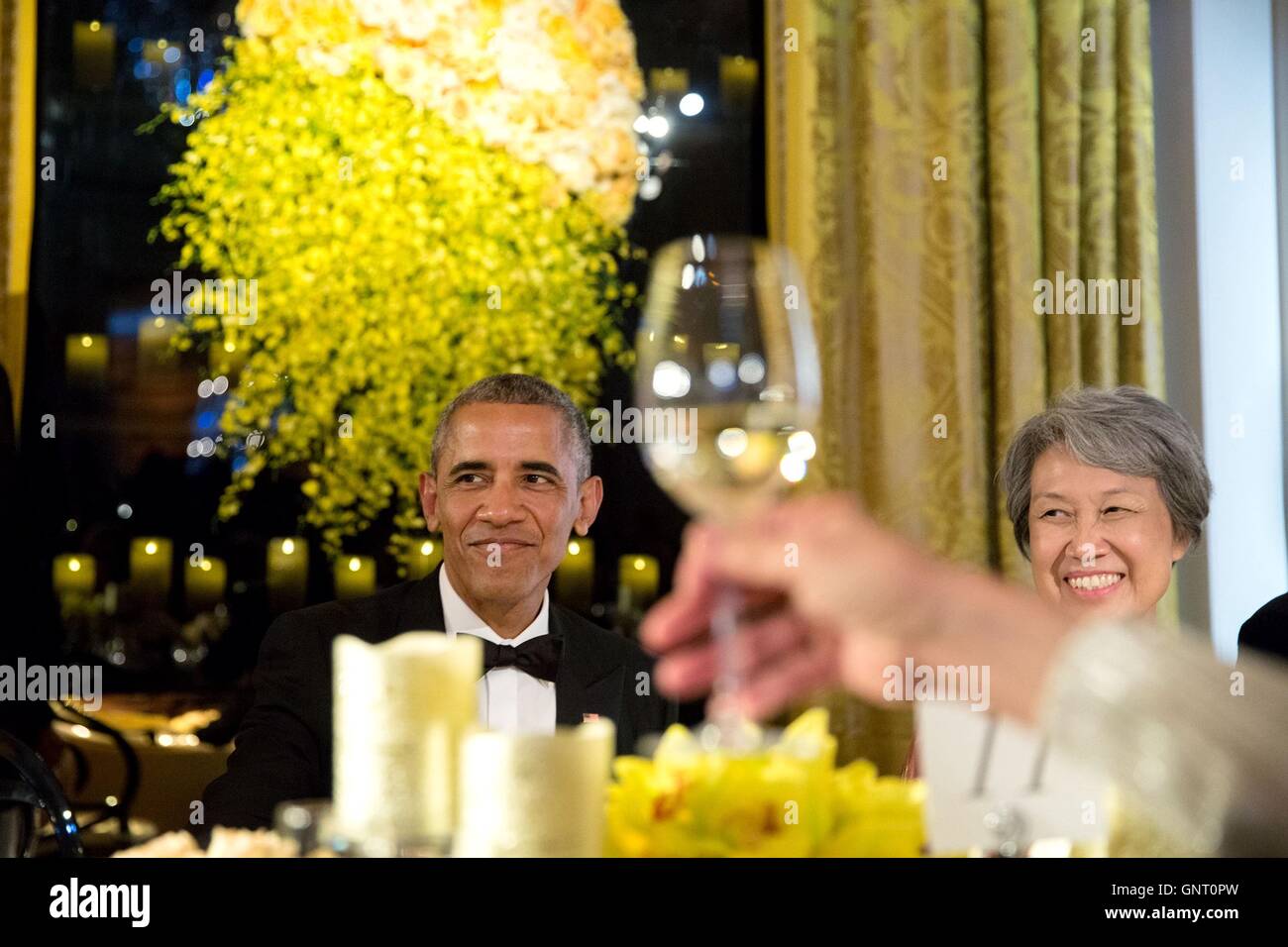 Il Presidente degli Stati Uniti Barack Obama e Ho Ching, la moglie del Primo ministro di Singapore Lee Hsien Loong ascoltare un toast da suo marito durante la cena di Stato nella Sala Est della Casa Bianca il 2 agosto 2016 a Washington, DC. Foto Stock