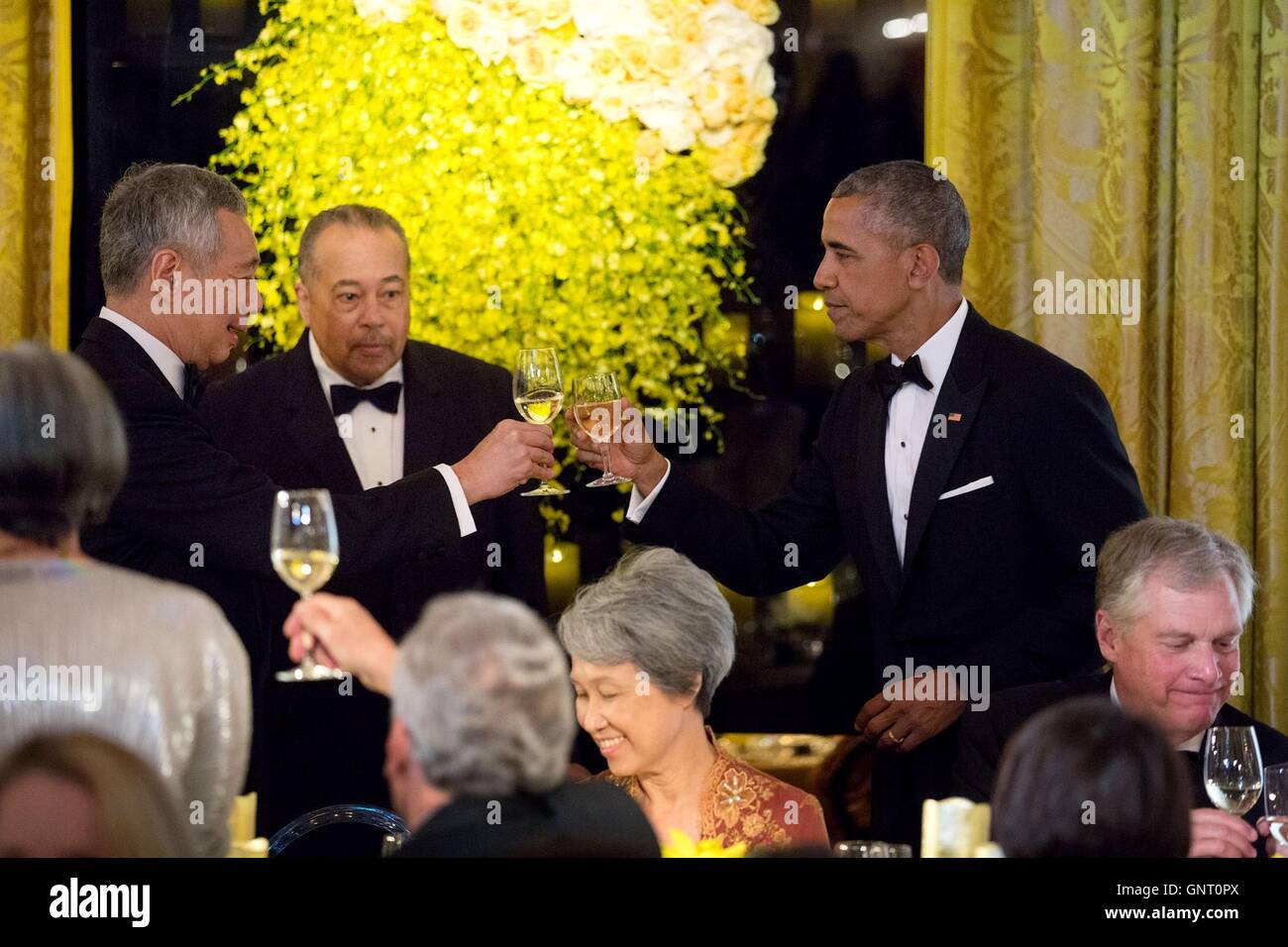 Il Presidente degli Stati Uniti Barack Obama brinda con il Primo ministro di Singapore Lee Hsien Loong durante lo stato la cena nella Sala Est della Casa Bianca il 2 agosto 2016 a Washington, DC. Foto Stock