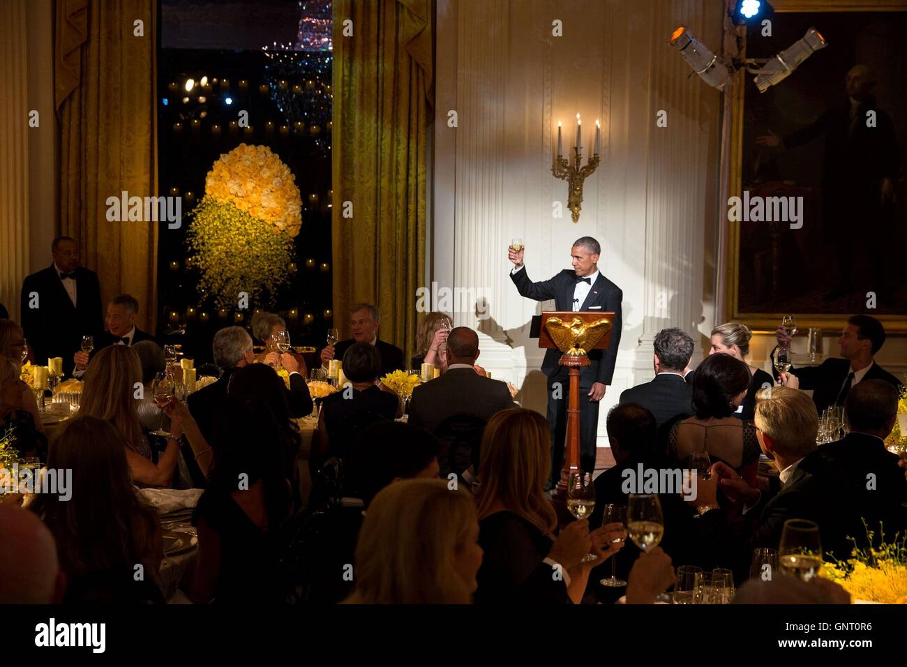 Il Presidente degli Stati Uniti Barack Obama offre un brindisi al Primo ministro di Singapore Lee Hsien Loong e sua moglie Ho Ching durante lo stato la cena nella Sala Est della Casa Bianca il 2 agosto 2016 a Washington, DC. Foto Stock