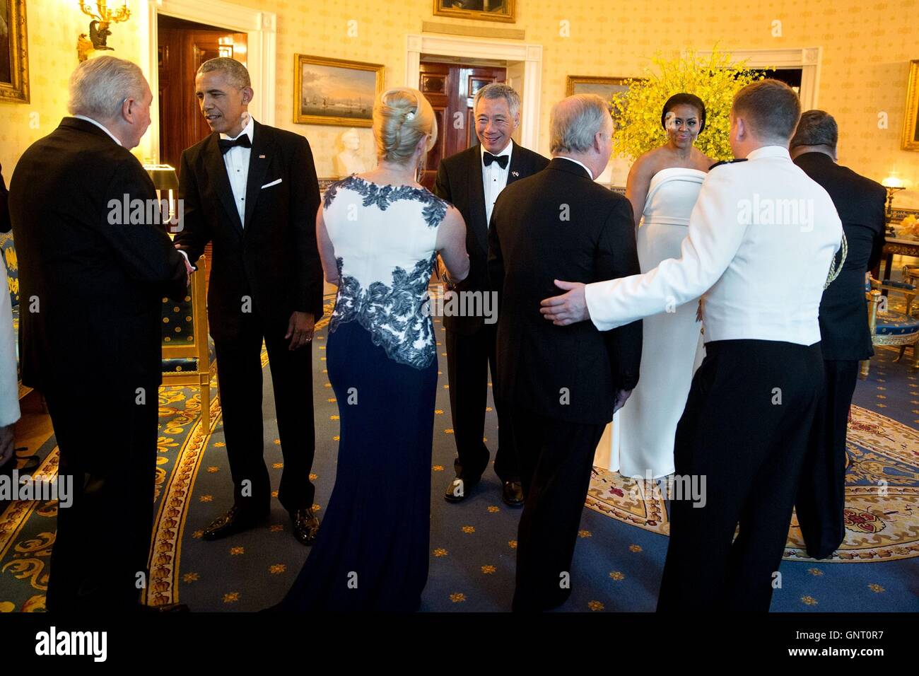 Il Presidente degli Stati Uniti Barack Obama e la First Lady Michelle Obama, Primo ministro di Singapore Lee Hsien Loong e sua moglie Ho Ching, stato salutare per la cena gli ospiti nella camera blu della Casa Bianca il 2 agosto 2016 a Washington, DC. Foto Stock