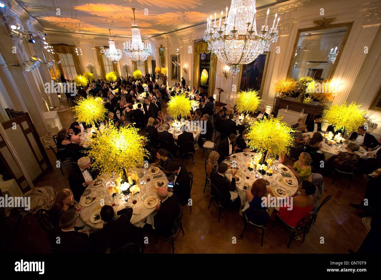 Gli ospiti possono godere dello Stato la cena per il primo ministro di Singapore Lee Hsien Loong nella Sala Est della Casa Bianca il 2 agosto 2016 a Washington, DC. Foto Stock