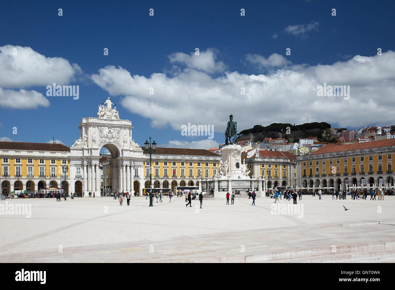 Lisbona, Portogallo, Praca do Comercio con l Arco da Rua Augusta Foto Stock