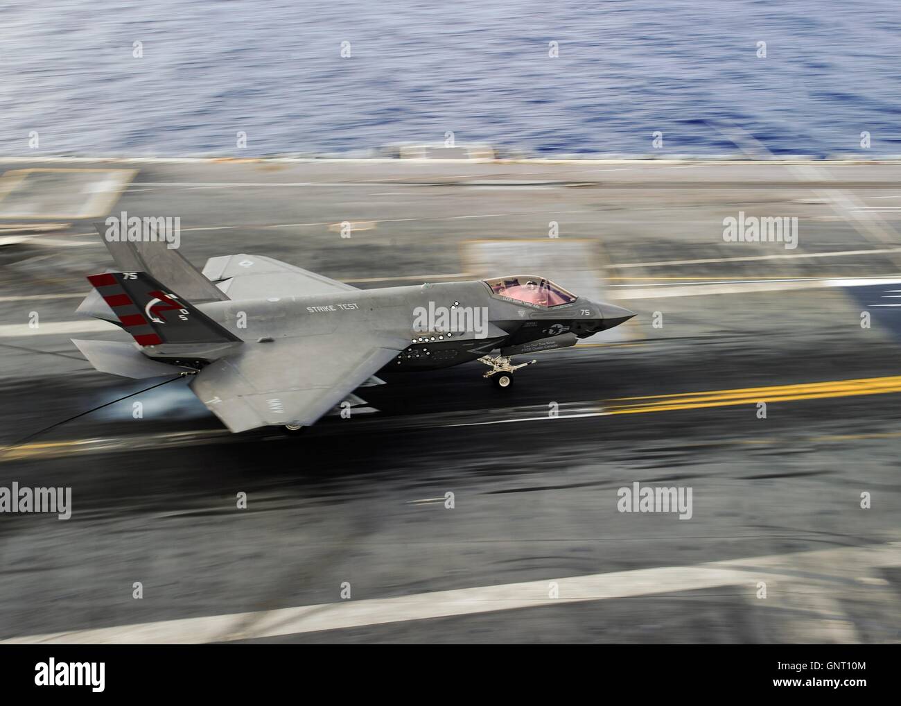 Un U.S Navy F-35C Lightning II carrier variante stealth fighter aeromobile atterra sul ponte di volo della portaerei USS George Washington 15 agosto 2016 nell'Oceano Atlantico. La F-35C aeromobile sta conducendo la terza e ultima prova di sviluppo ed è prevista la flotta operativa nel 2018. Foto Stock