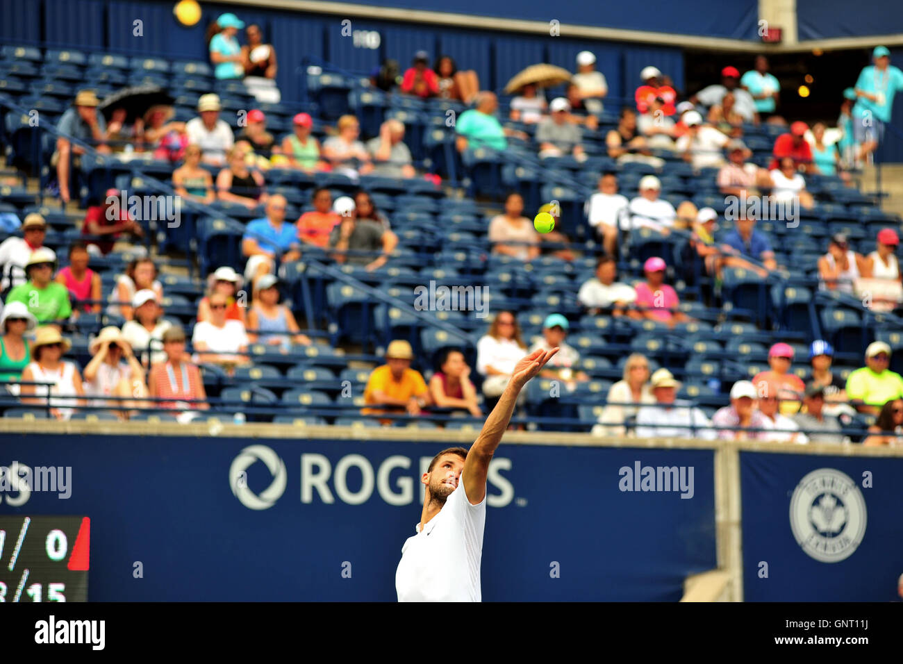 Grigor Dimitrov lancia la palla in aria per servire al 2016 Rogers Cup torneo di tennis. Foto Stock