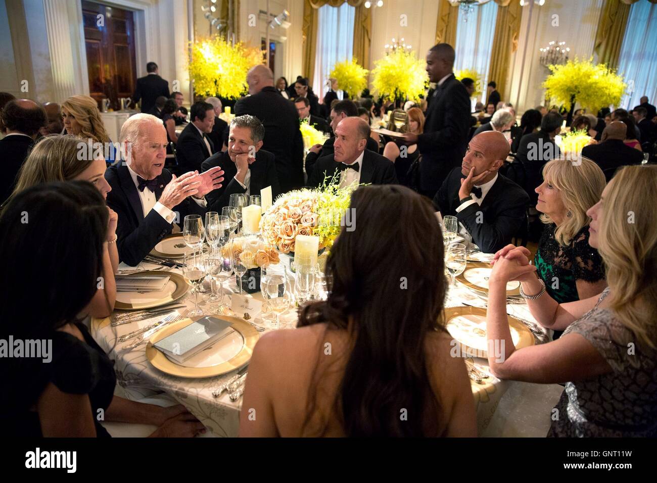 U.S Vice presidente Joe Biden colloqui con gli ospiti tra cui sua moglie dott.ssa Jill Biden e nipote Finnegan alla sua tavola durante la cena di Stato per il primo ministro di Singapore Lee Hsien Loong nella Sala Est della Casa Bianca il 2 agosto 2016 a Washington, DC. Foto Stock