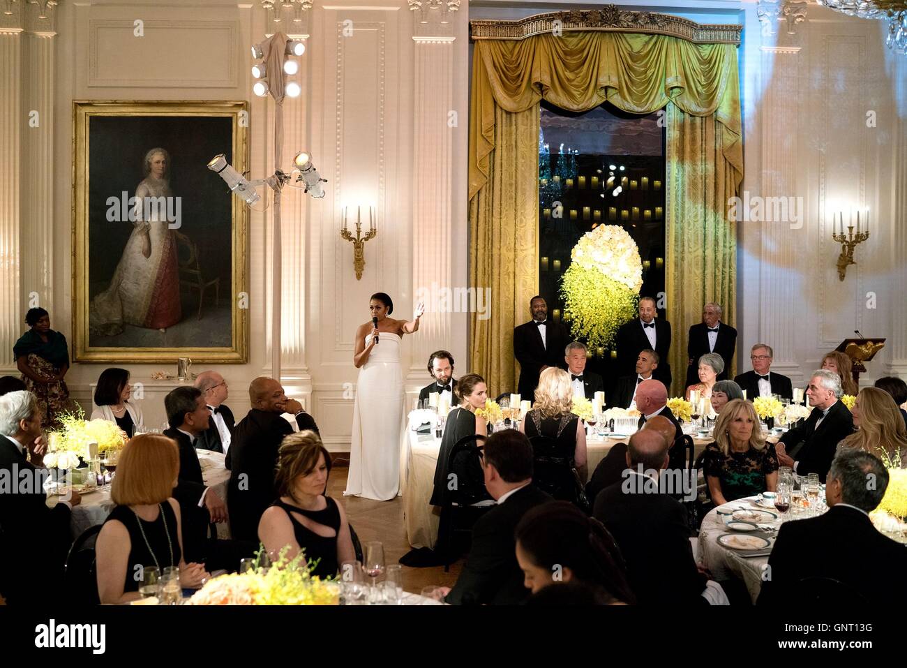 U.S la First Lady Michelle Obama offre commento e accoglie gli ospiti durante la cena di Stato per il primo ministro di Singapore Lee Hsien Loong nella Sala Est della Casa Bianca il 2 agosto 2016 a Washington, DC. Foto Stock