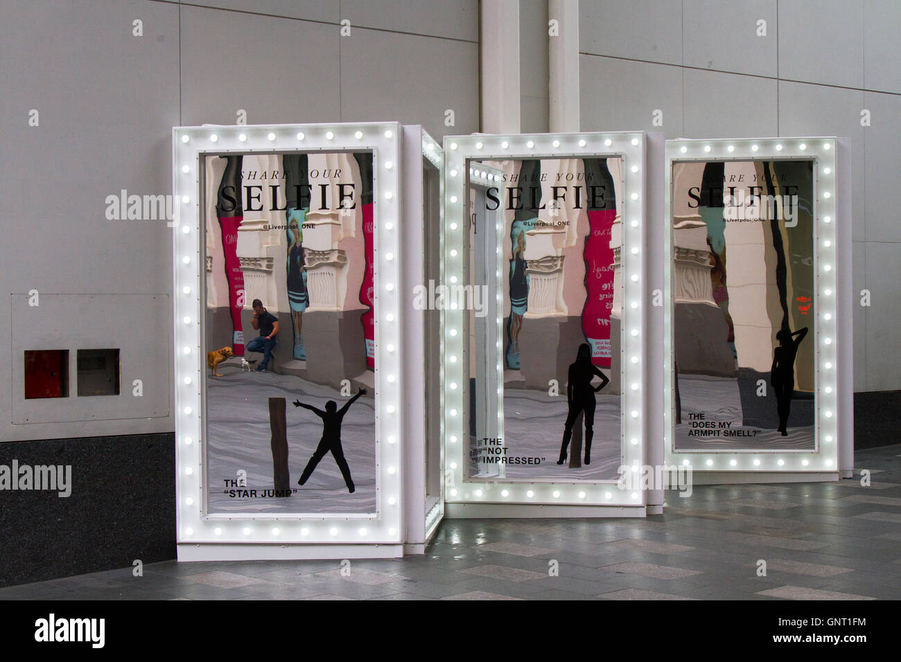 Condividi il tuo Selfie. Specchio illusione ottica, un invito per la gente  che passa a prendere un selfie, specchio, donna, foto, Ritratto, giovane,  telefono, femmina, fotocamera, riflessione, fashion, attraente, lifestyle,  caucasica, foto,