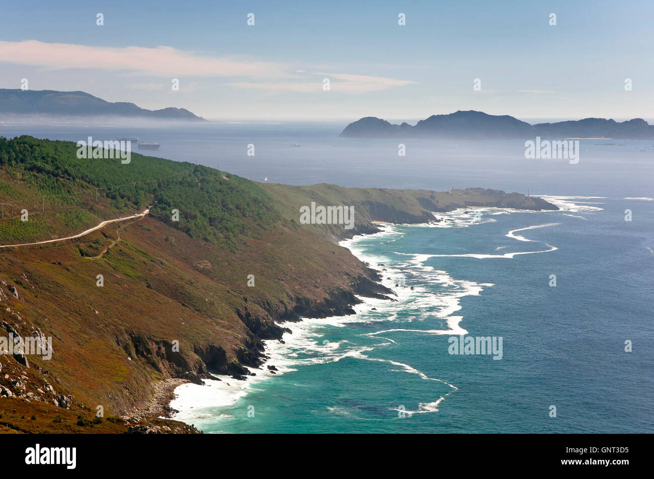 Vista panoramica del Capo Home con la nebbia, Donon, provincia di Pontevedra, nella regione della Galizia, Spagna, Europa Foto Stock