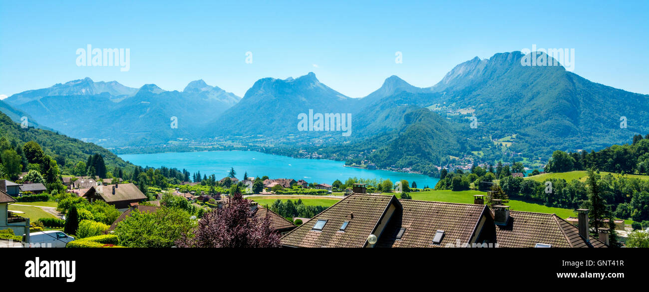 Vista sul villaggio, il lago di Annecy e il massiccio del Bauges, Alta Savoia, Francia, Europa Foto Stock