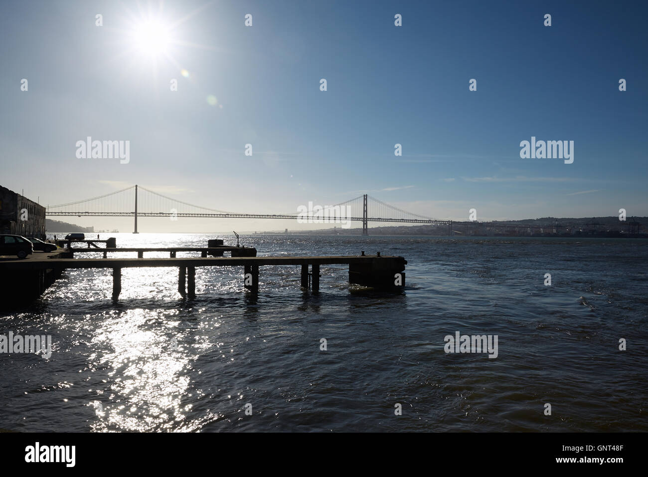 Almada, Portogallo e vista sul fiume Tago a Ponte 25 de Abril Foto Stock