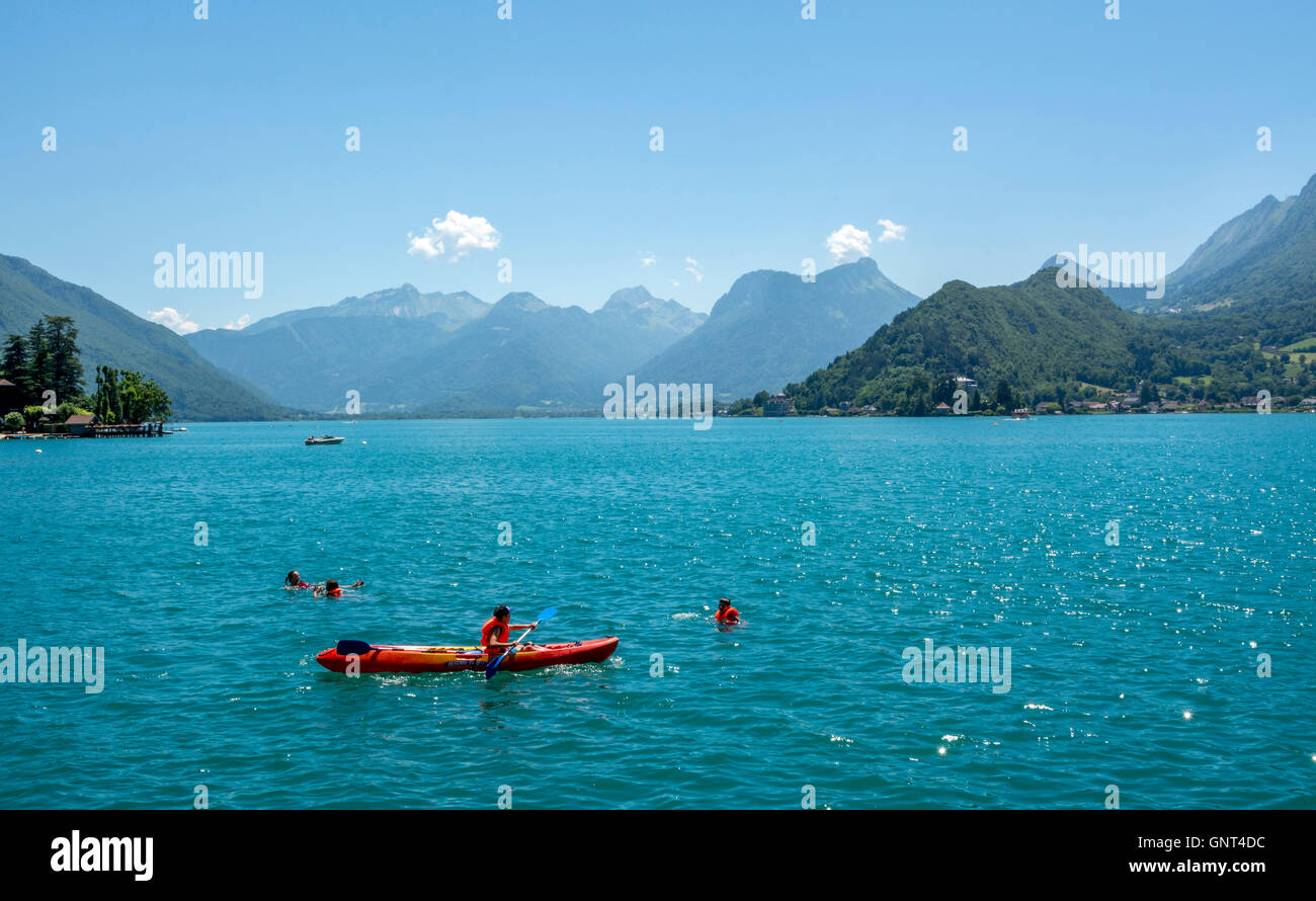 Lago d'Annecy a Talloires, massiccio del Bauges sfondo, Alta Savoia, Francia, Europa Foto Stock