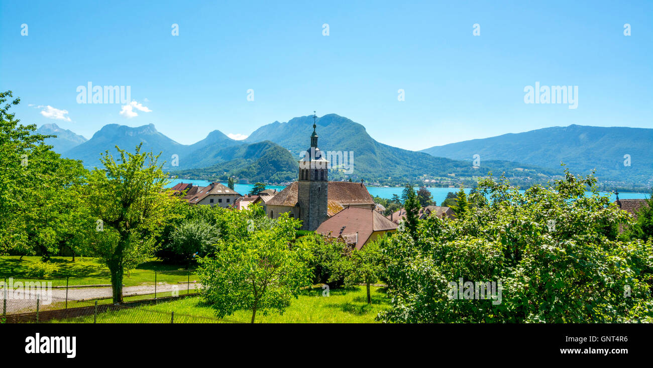 Vista sulla chiesa di Talloires village, il lago di Annecy e il massiccio del Bauges, Alta Savoia, Francia, Europa Foto Stock