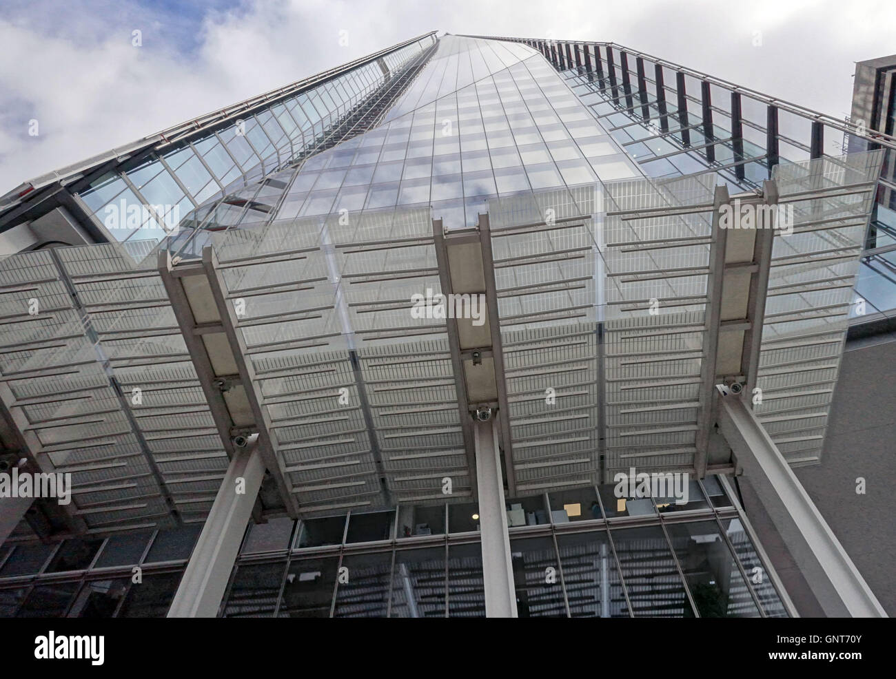 Guardando verso l'alto dalla base di Shard, Londra Foto Stock