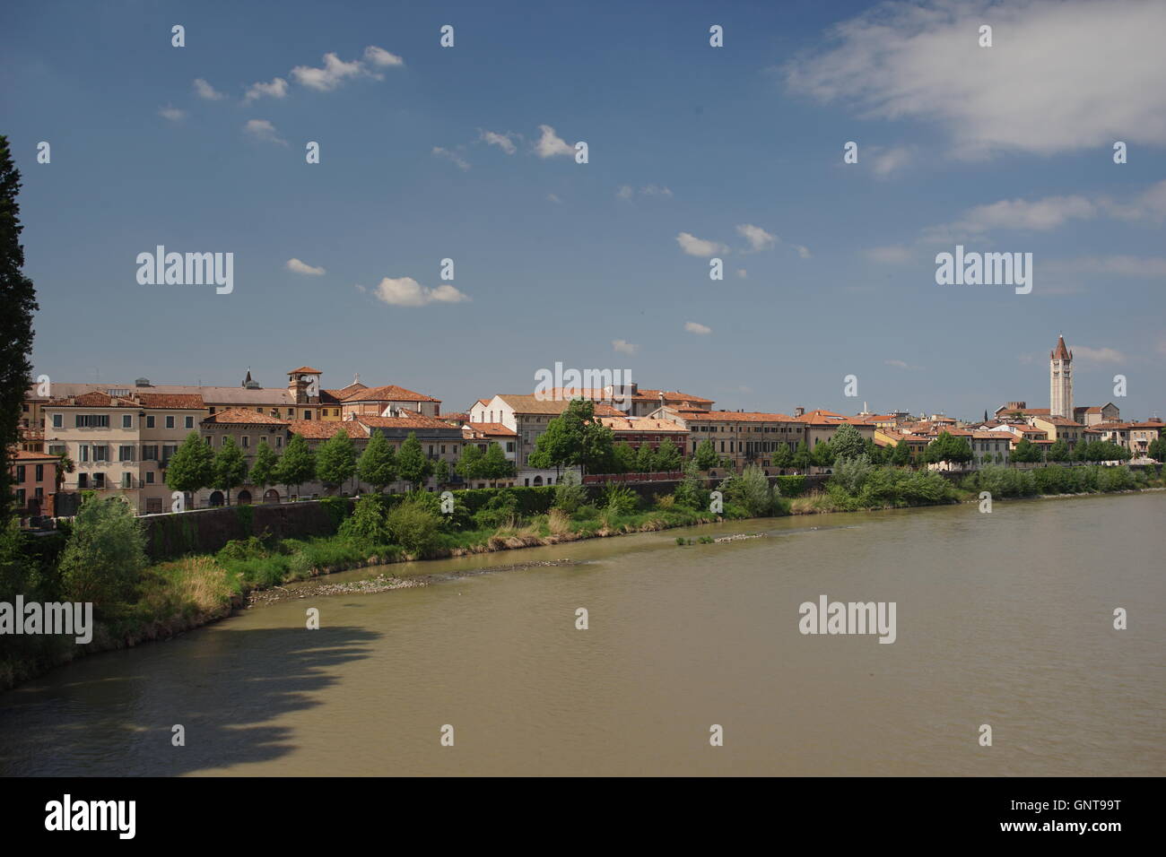 Fiume Adige quay in Verona città vecchia Italia Foto Stock