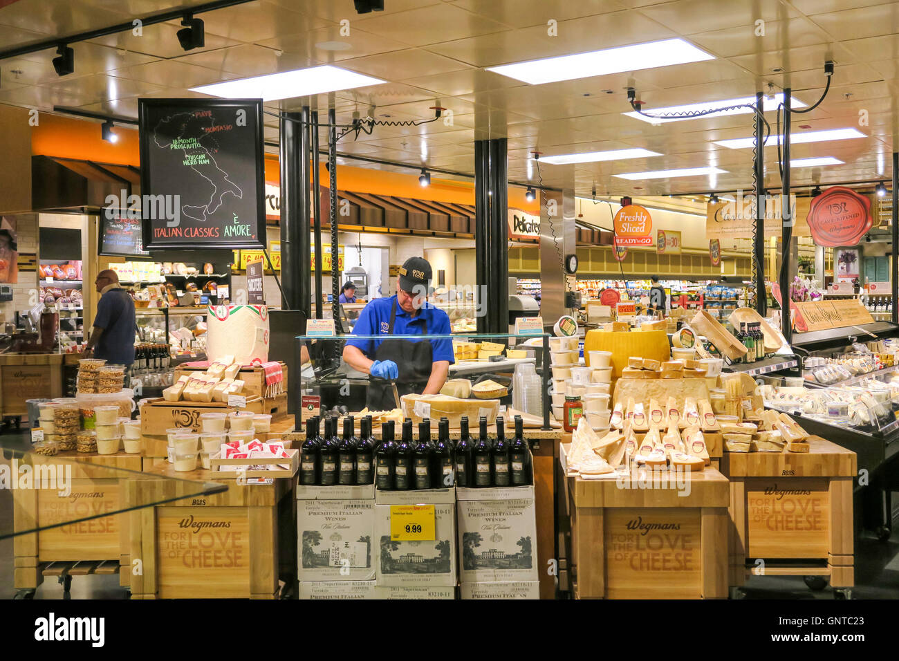 Contatore di formaggio, Wegmans Fruttivendolo, Westwood, Massachusetts, STATI UNITI D'AMERICA Foto Stock