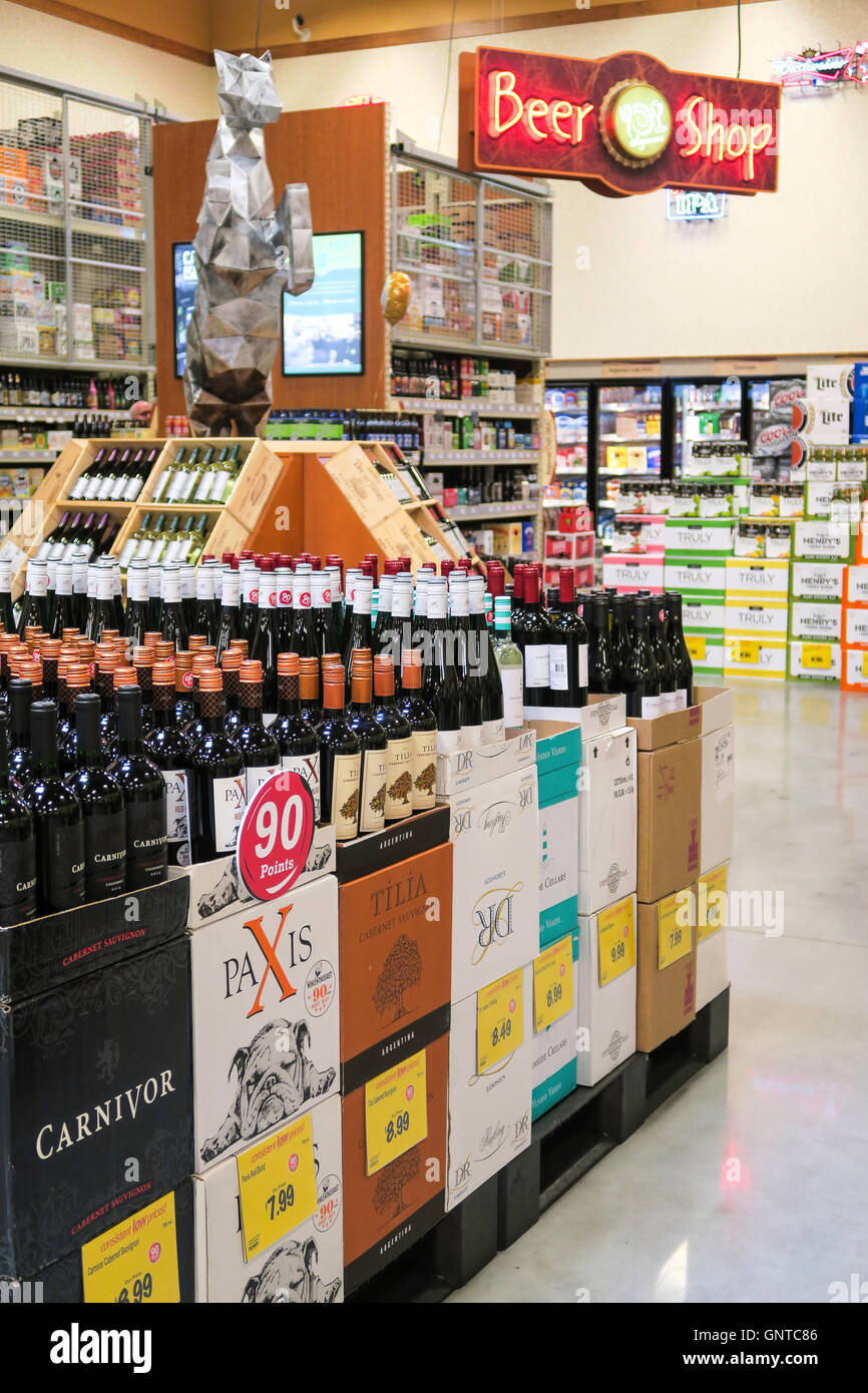 Il vino e la birra sezione, Wegmans Fruttivendolo, Westwood, Massachusetts, STATI UNITI D'AMERICA Foto Stock