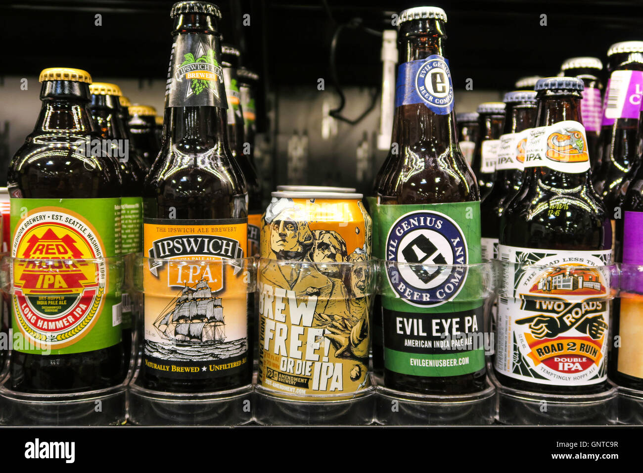 La birra artigianale la sezione a Wegmans Fruttivendolo, Westwood, Massachusetts, STATI UNITI D'AMERICA Foto Stock