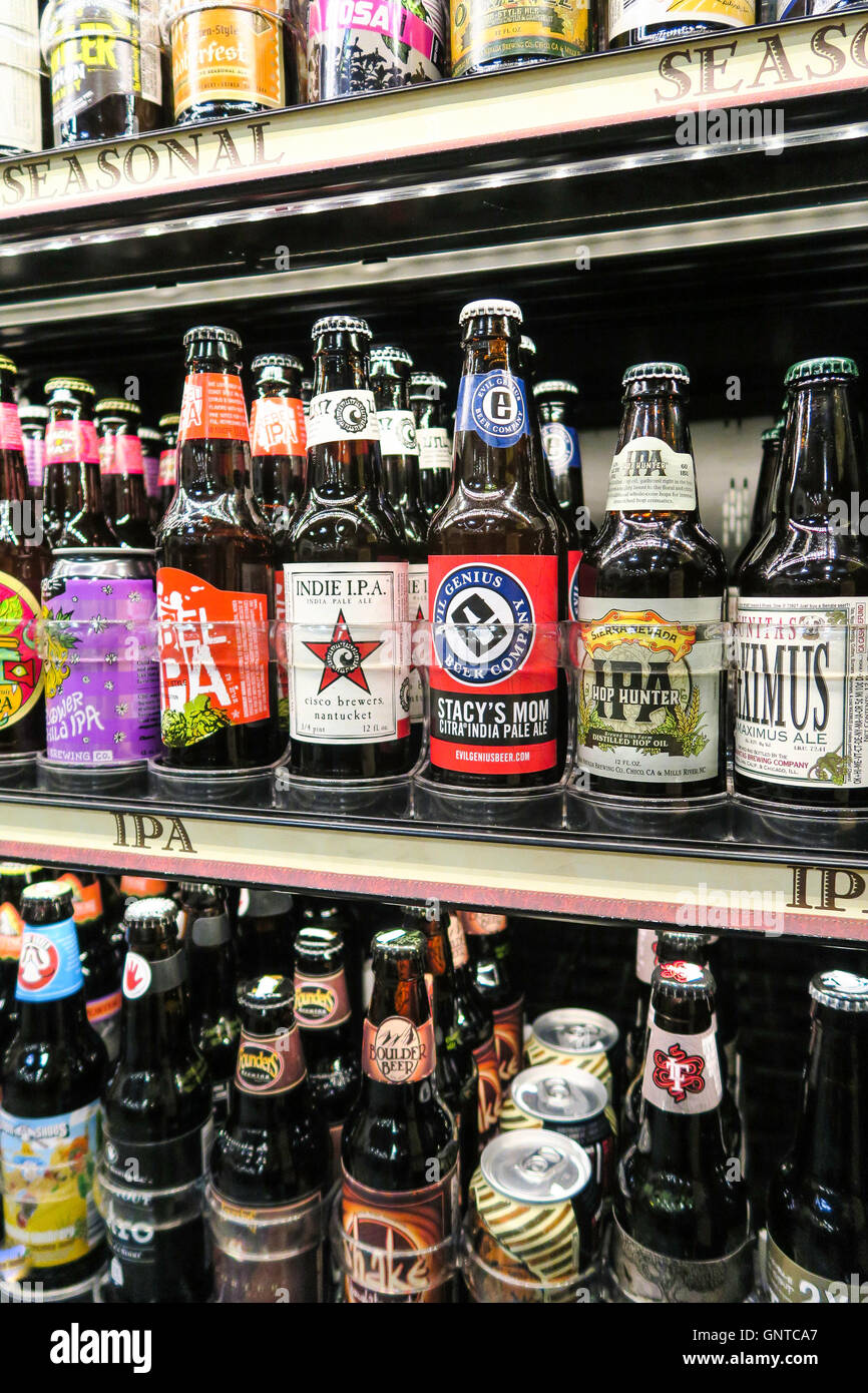 La birra artigianale la sezione a Wegmans Fruttivendolo, Westwood, Massachusetts, STATI UNITI D'AMERICA Foto Stock