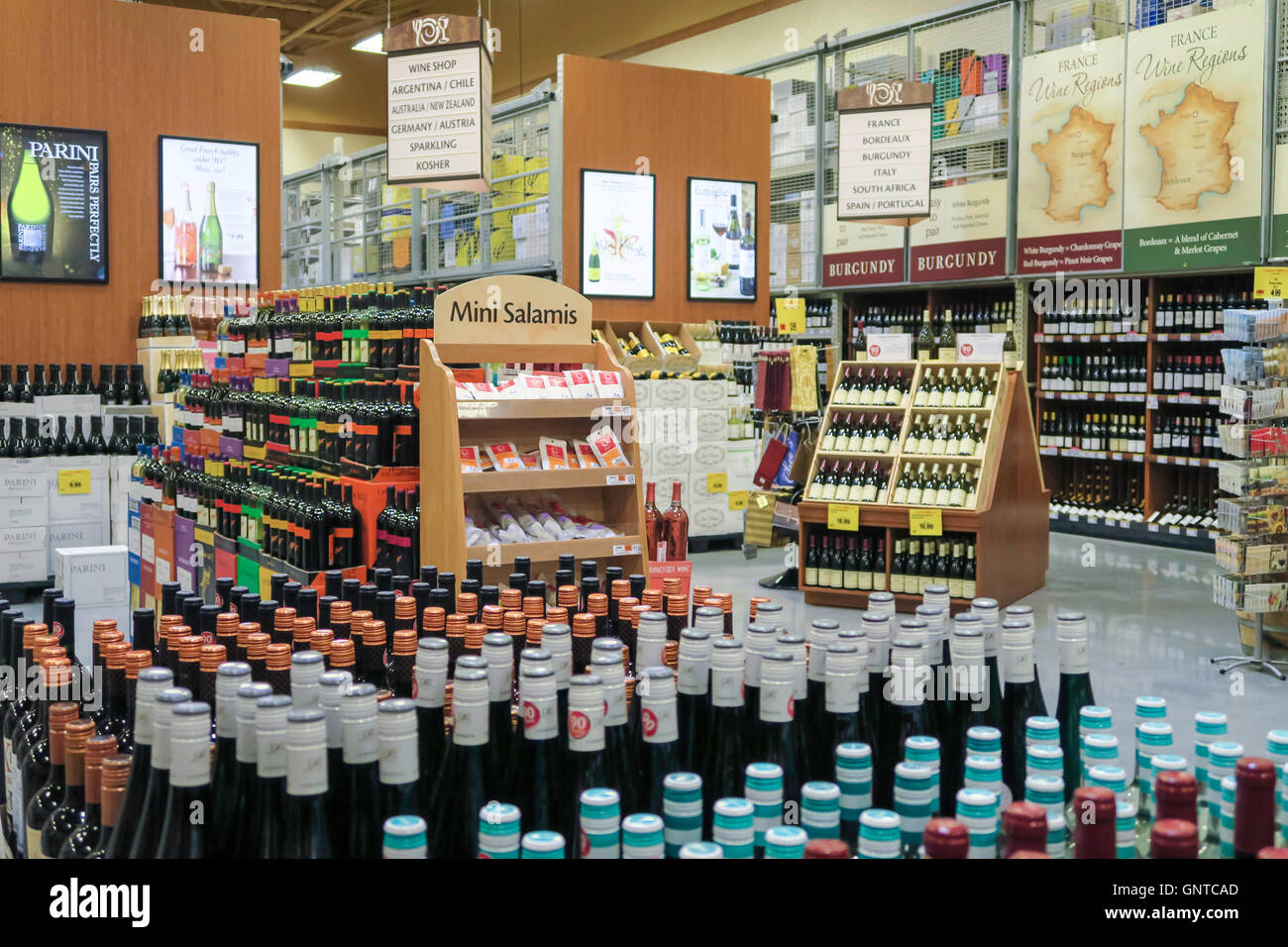 Varietà di vini in scaffale di supermercato Foto stock - Alamy