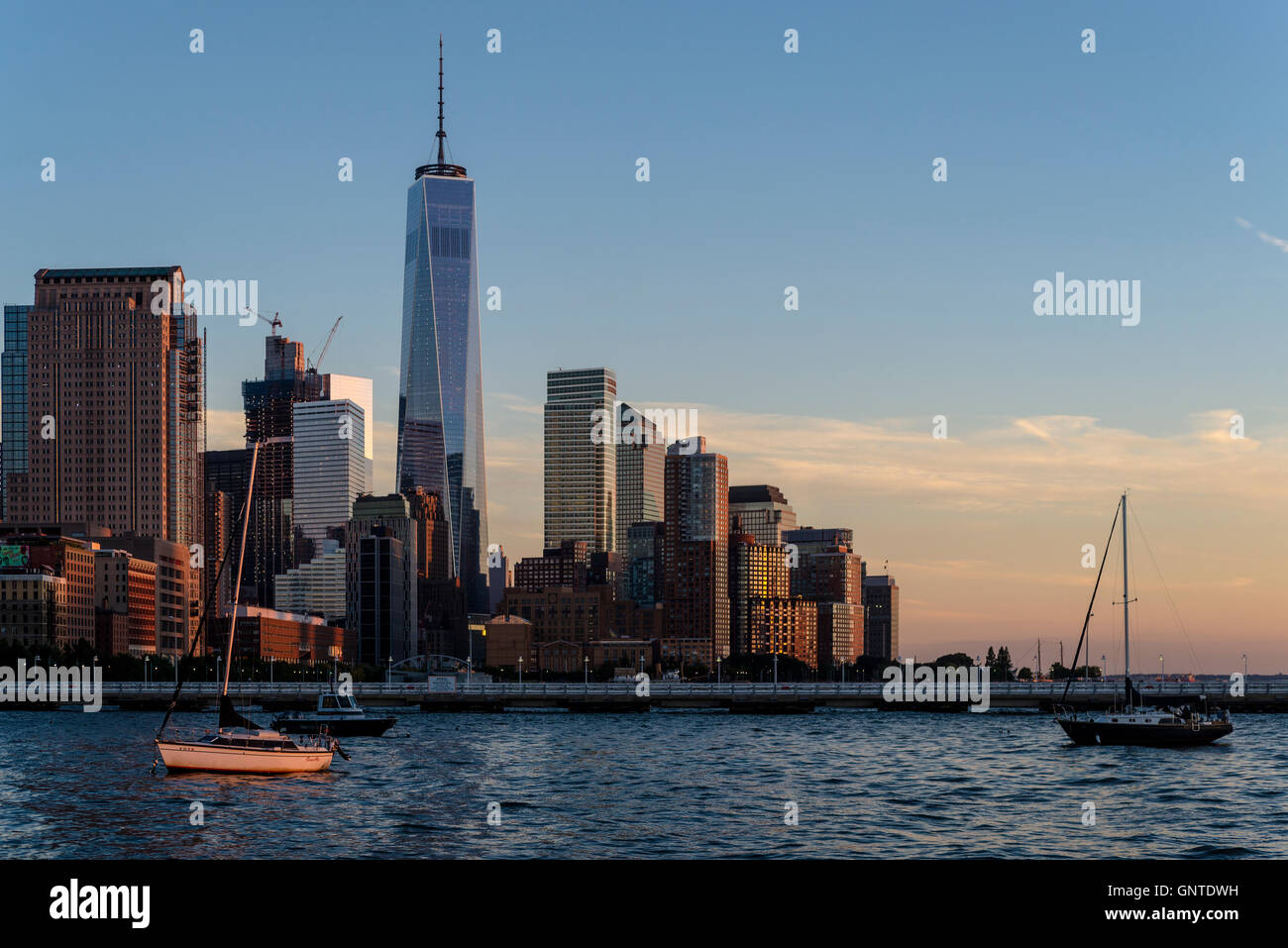 New York, Stati Uniti d'America - un commercio mondiale che si eleva al di sopra del grattacieli di Manhattan. ©Stacy Rosenstock Walsh Foto Stock