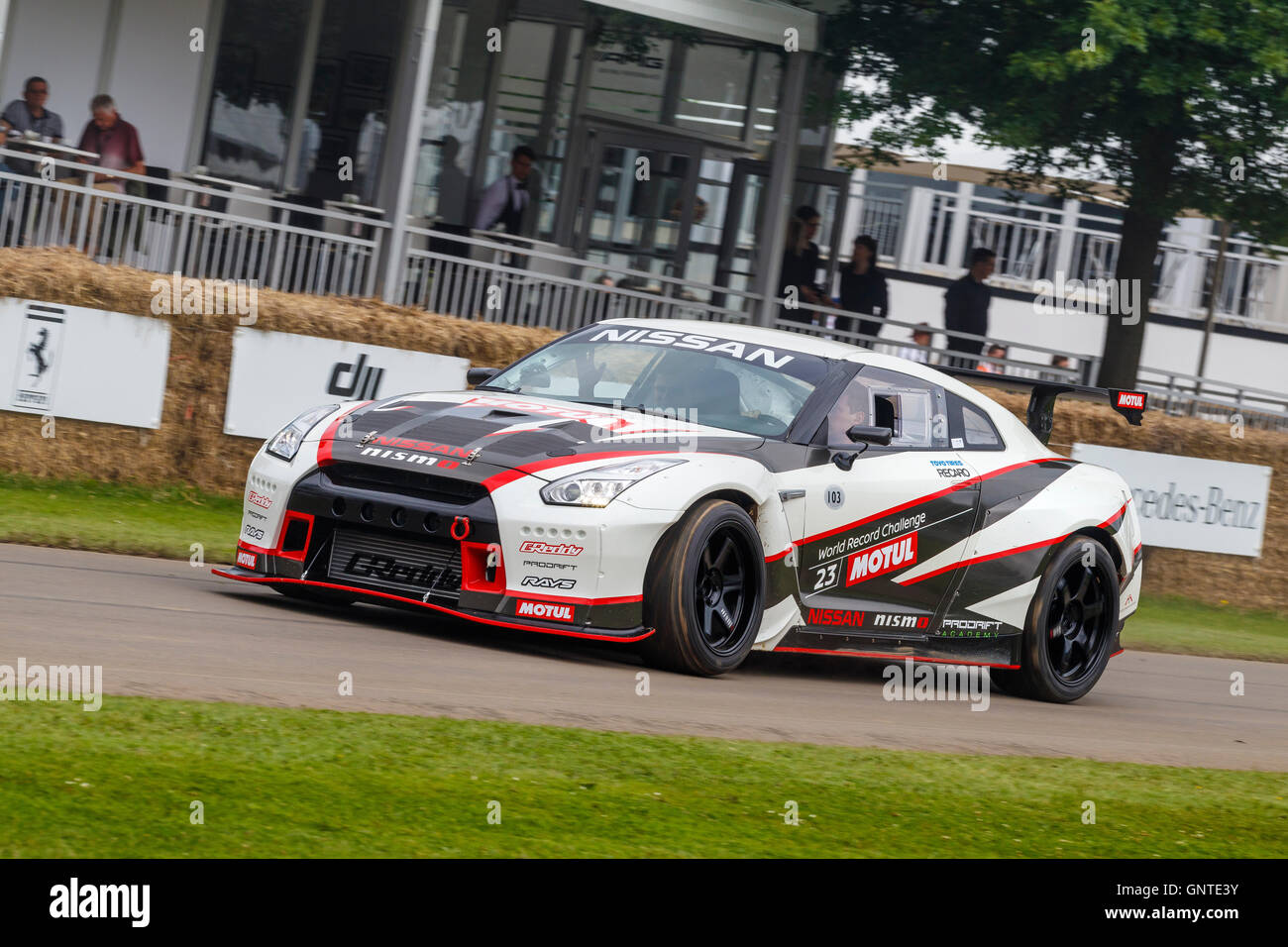 2015 Nissan GT-R R35 Drift auto con autista James Deane al 2016 Goodwood Festival of Speed, Sussex, Regno Unito. Foto Stock