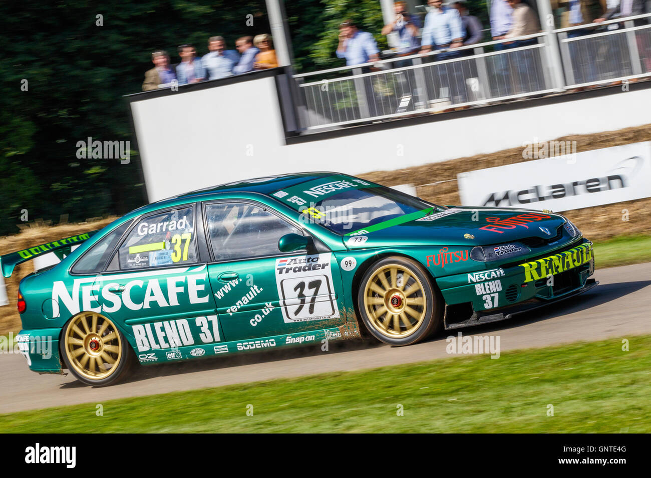 1999 Renault Laguna BTCC auto con autista Alain Menu al 2016 Goodwood Festival of Speed, Sussex, Regno Unito. Foto Stock