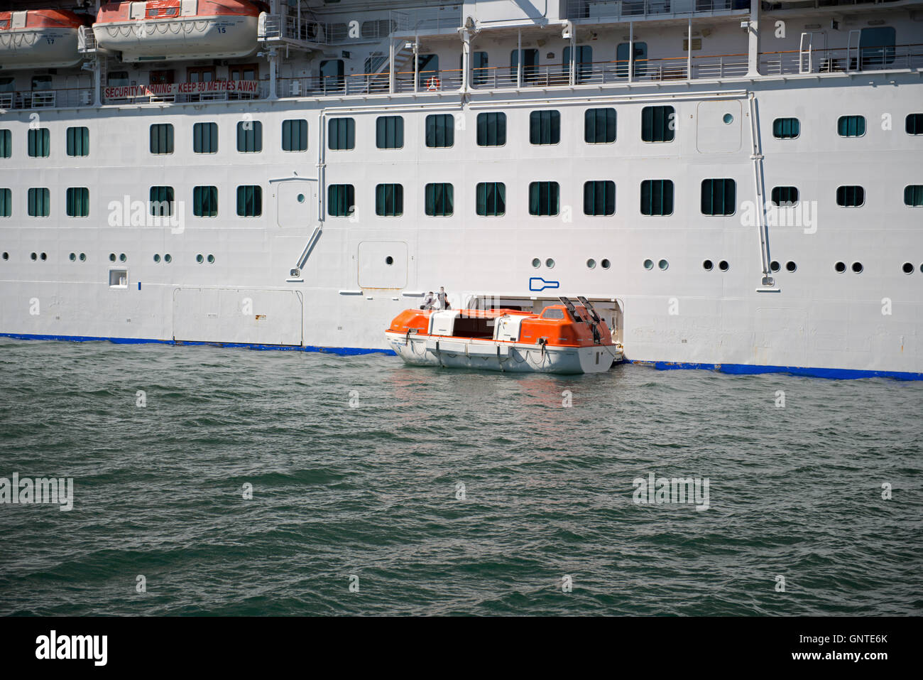 Scialuppa di salvataggio da Crown Princess nave da crociera abbassata in acqua, Baia di San Diego, San Diego, California Foto Stock