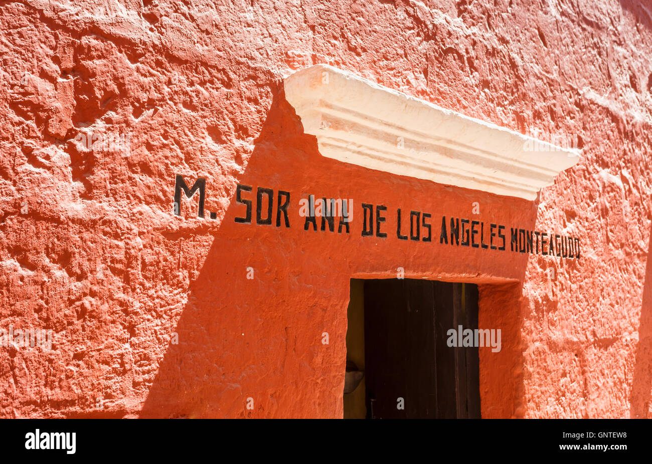 Porta di ingresso alla camera di Santa Ana de los Angeles Monteagudo, un xv secolo nun a Santa Catalina convento in Arequipa, Perù Foto Stock