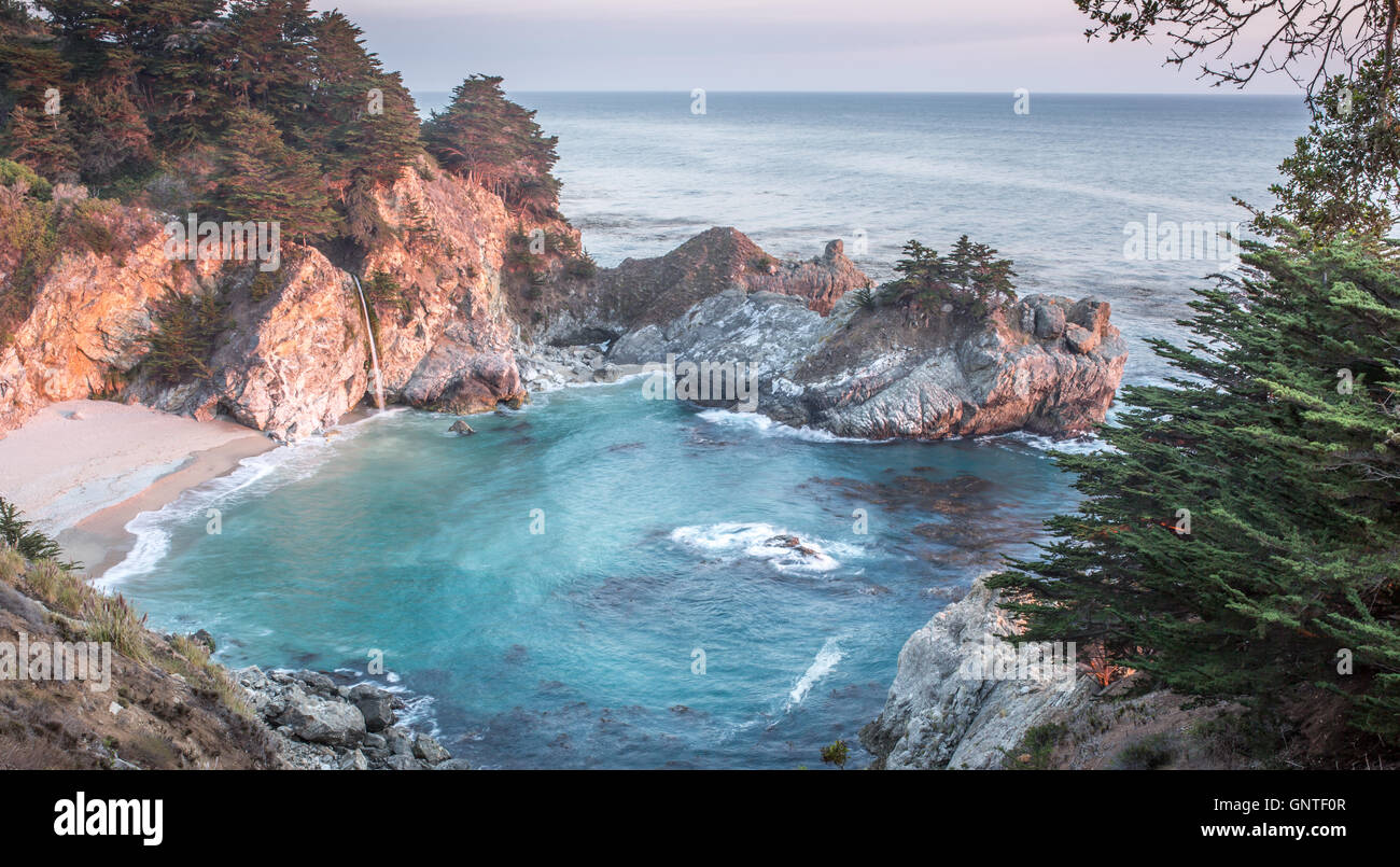 McWay cade, Julia Pfeiffer Burns State Park, Big Sur, CALIFORNIA, STATI UNITI D'AMERICA Foto Stock