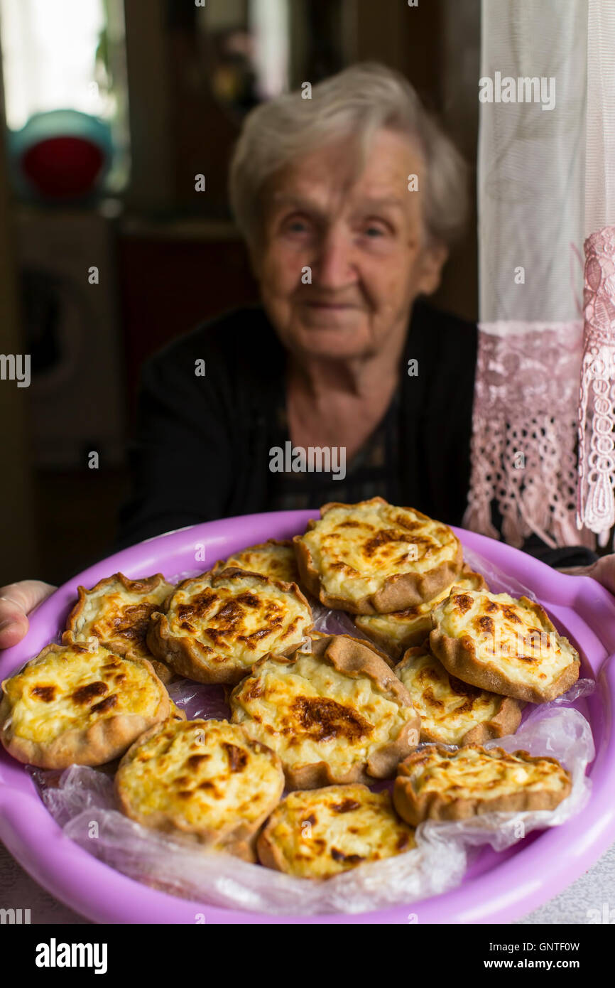 Karelian pasty - sono tradizionali pasties dalla Carelia, Finlandia, Estonia e Russia settentrionale. Foto Stock