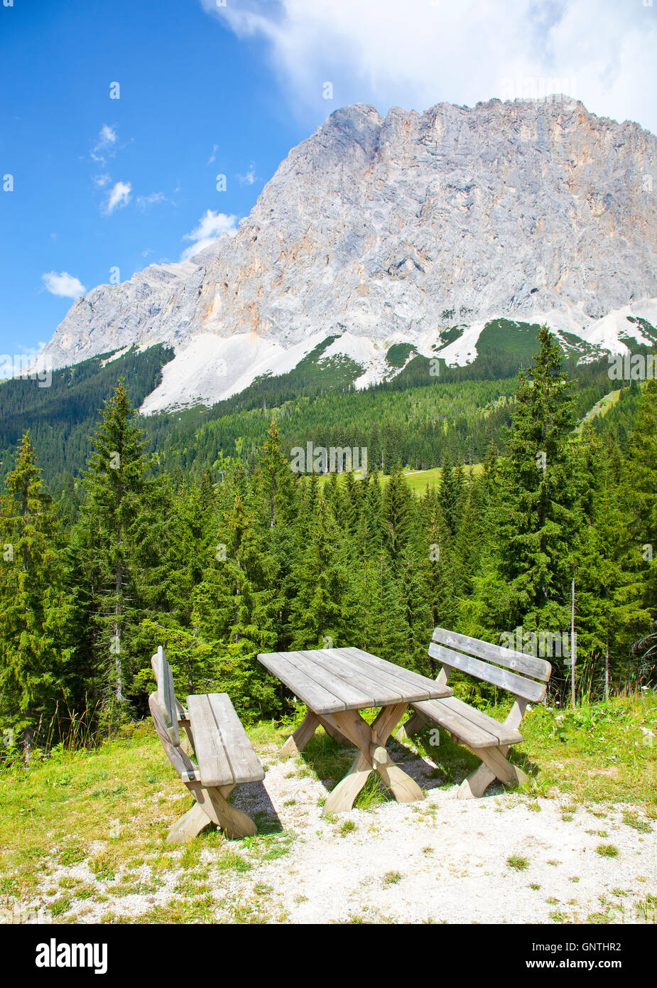 Visualizzazione a tabella picknick vicino Ehrwalder Almsee con paesaggio di montagna, Tirolo, Austria Foto Stock