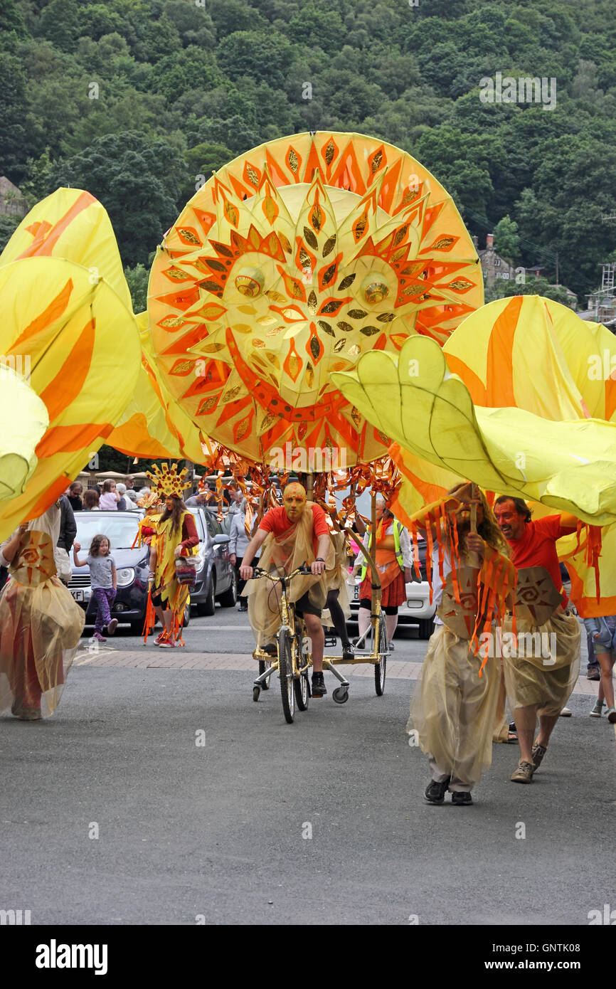 Coloratissimo carnevale display in parata fatti a mano, Hebden Bridge, Giugno 2016 Foto Stock